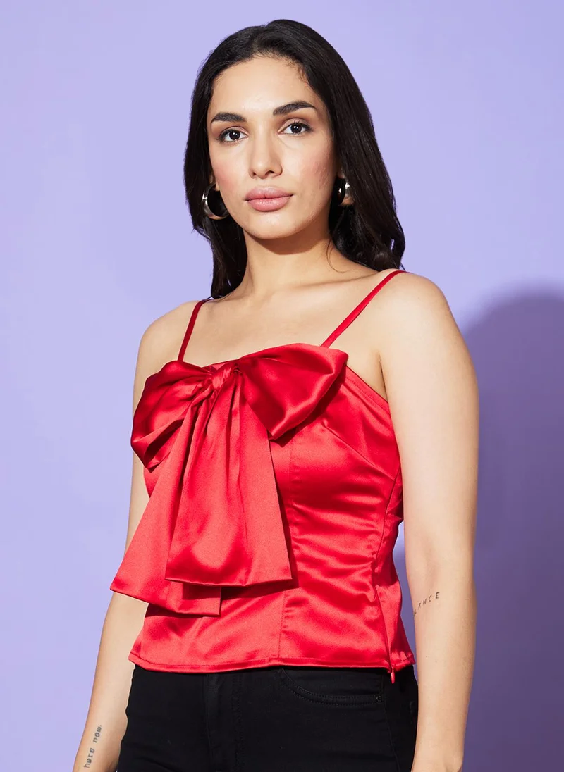 جلو باص بلوزة ساتان نسائية بحمالات كتف حمراء من جلوبس